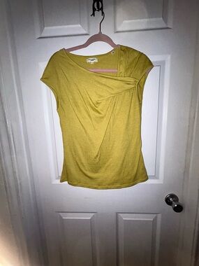 NWOT - Max Studio Twisted Front Short Sleeve Tee in Yellow-Green